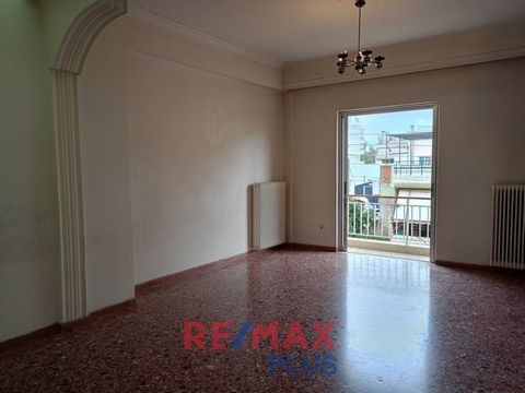 Floor apartment 86 sq.m. 1st floor, in Palaio Faliro - Kopsaheila area, built in 1976. In more detail, it has a small hall, 3 bedrooms, kitchen, single-phase current - old-style electrical panel, 1 bathroom, 1 living room. It has wooden frames on the...