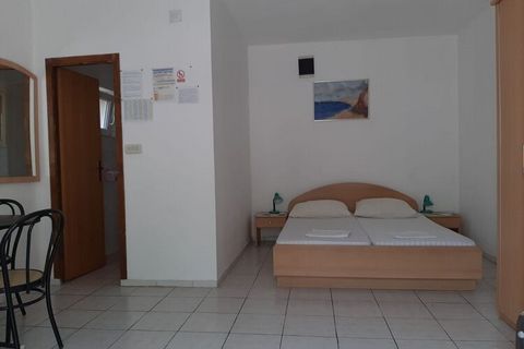 This studio apartment in Okrug Gornji is a lovely romantic abode for a couple. A living room/ bedroom welcomes you featuring fantastic sea-views. You can use the outside grill and common lounge area to socialise and chill with other guests. Okrug Gor...