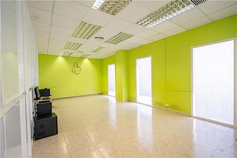 Palm. Commercial premises at street level of approximately 188m2. This place is on the corner and has a smoke vent. The premises have several rooms, 2 toilets, hot and cold air conditioning, aluminum enclosures, several shop windows. It is currently ...