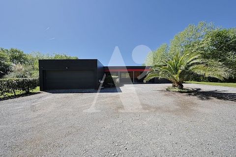 Contemporary single storey house in a quiet area in Orx. Located in the bucolic town of Orx, a few pedal strokes from the marsh, nature reserve of the same name, and very close to the ocean, this architect-designed house of 168 m2 is located on a lar...