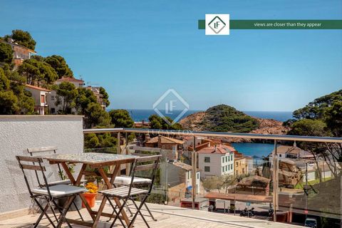 Lucas Fox presents this wonderful 240 m² duplex apartment, with great views of the sea and easy access to Sa Tuna beach 100 meters away, one of the most beautiful coves on the entire Costa Brava. The property has been kept in perfect condition by the...