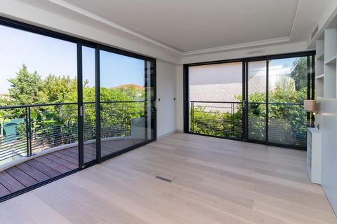 Located in the heart of the village of Saint Jean Cap Ferrat, in a recent condominium, we offer two luxurious duplex apartments: a 5-room ground floor/garden apartment of 191 m2 and a 4-room first floor/last floor apartment of 107 m2.The residence bo...