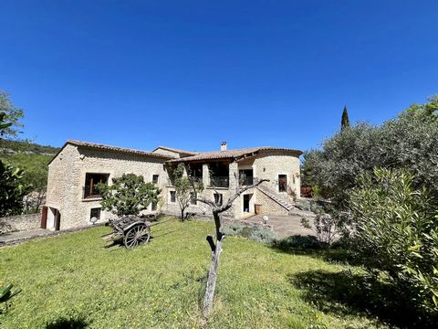 A few minutes from the village of Goult and its shops, on the edge of a hamlet, nestled in the surrounding countryside, elegant stone property with a total surface area of approximately 320 m2. The 3560 m2 park is planted with Provencal species. A la...