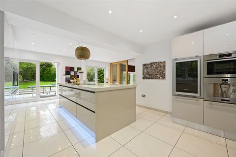 This property features a well-designed ground floor with spacious reception areas, a modern kitchen, and garden access. Upstairs, there's a principal bedroom with ensuite, four additional bedrooms, and a family bathroom. With a 80' landscaped garden,...