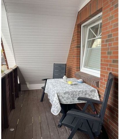 The holiday apartment is in a quiet location on the outskirts of Tönning, it is on the first floor of a three-family house, the holiday apartment has 7 sleeping accommodations, 2 bedrooms with double beds and one bedroom with 3 single beds.