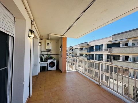 Totally exterior apartment, located in a building with pool. It is distributed in: independent kitchen with access to terrace, living/dining room with access to terrace, 4 bedrooms (2 doubles), 2 bathrooms and parking space; If you are looking for a ...