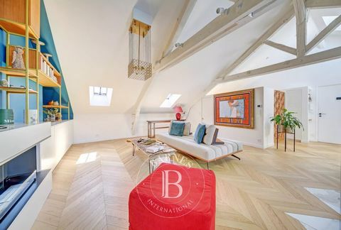 Your BARNES agency is advertising this exceptional apartment offering 89m² (958 sq ft) of floor space (68.32m² or 735 sq ft under the Carrez law), completely renovated by an architect using quality materials. On the 3rd and top floor of a high-end 18...