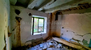 Price: €5.200,00 District: Veliko Tarnovo Category: House Plot Size: 725 sq.m. Bedrooms: 3 Bathrooms: 1 725 sq. meters 3 Bedrooms Are you tired of the endless rush and clamor of city life, craving a sanctuary of tranquility amidst the breathtaking Bu...