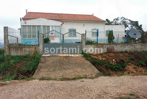 Detached villa with four bedrooms and a total area of 160 m2. Located in the area of Odemira, Sao Teotonio, set on a plot of around 6000 m2. The property offers plenty of space and privacy, ideal for those looking for a spacious home in a peaceful ar...