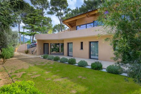 Modern villa with indoor pool... Exclusively, in a dominant position in the privileged Hauts de Portissol district, close to the port, shops and beach, this beautiful contemporary property (designed by architect Jean Gouzy) is set in around 1,000 m2 ...