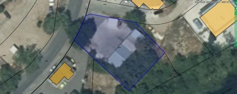 Se vende un terreno en el distrito de Vazrozhdantsi, en el bulevar Hristo Bovet, en la zona de los Primeros Bloques. La propiedad tiene una superficie de 854 metros cuadrados. El lugar es regulado /construcción baja, hasta 10 metros/. La parcela da a...