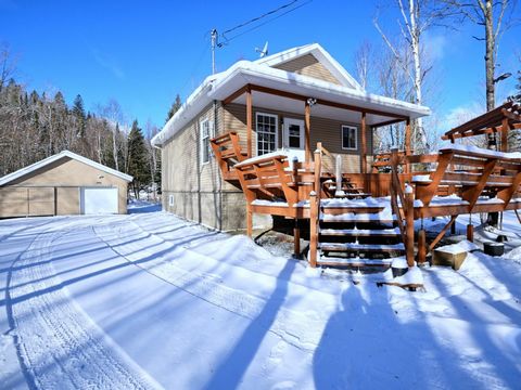 Venez découvrir cette charmante propriété située sur un terrain boisée au sein du Club de chasse et pêche à St-Ludger, vous offrant une tranquillité au coeur de la nature. Elle possède une chambre à coucher et possibilité d'une 2e au sous-sol, une gr...