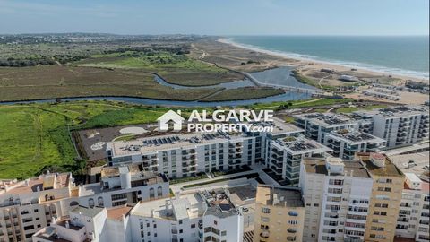 Découvrez un havre côtier dans ce superbe appartement T2, idéalement situé dans la ville animée d’Armação de Pêra. À quelques pas de la plage et des commodités locales, cette propriété allie confort et style, idéale pour une résidence principale ou d...