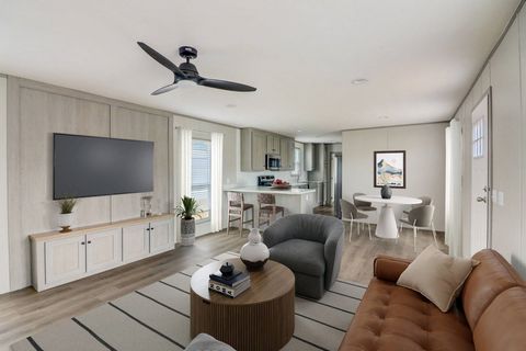 ¡Bienvenido a esta hermosa casa nueva de 3 habitaciones y 2 baños en un complejo recientemente establecido en Burleson, TX! Esta casa Super Saver ofrece precios inmejorables y es la oportunidad perfecta para aquellos que buscan una vida moderna, un v...