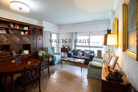 Walter Haus presenta en EXCLUSIVA este encantador apartamento, ubicado en la tercera planta de un edificio señorial en la prestigiosa calle Castelló, que ofrece una oportunidad única de vivir en una de las zonas más exclusivas de Madrid. Con una supe...