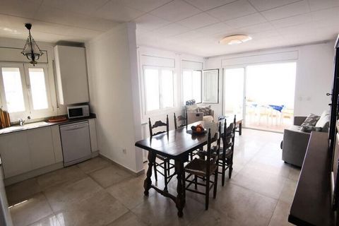 Zeer licht 3-kamer appartement met prachtig terras van ruim 30 m2 met adembenemend uitzicht op de baai van Roses en de Calanque de Canyelles. Het appartement is in 2023 gerenoveerd en biedt geweldige voorzieningen: een grote woonkamer, een functionel...