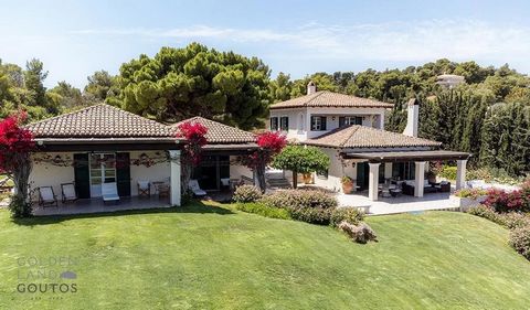 GADAIT International bietet Ihnen die Möglichkeit, eine Villa zu besitzen, in der Eleganz auf Komfort trifft. Direkt am Strand gelegen mit spektakulärem Blick auf die umliegenden Berge, ist diese 425 m² große Luxusimmobilie der perfekte Rahmen für lu...