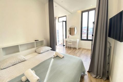 Cet appartement magnifiquement rénové, parfait pour 2 personnes et pouvant accueillir jusqu'à 4 personnes avec le canapé convertible, offre un refuge douillet au cœur de Cannes. Situé à seulement 300 mètres de la gare et à 10 minutes à pied du Palais...