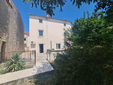 Erstklassige Lage im charmanten Dorf Štinjan! Entdecken Sie dieses außergewöhnliche Einfamilienhaus im ruhigen und malerischen Dorf Štinjan, Fažana. Dieses dreistöckige Haus bietet eine ideale Mischung aus Platz, Komfort und mediterranem Charme und l...