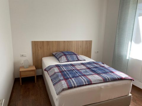 Das Apartment verfügt über einen Wohn-/Essbereich mit großem Esstisch, ordentlicher Küche und einem großen Sofa. Die Küche verfügt über einen Kühl- sowie Gefrierschrank, einen Geschirrspüler, einen Herd mit 2 Kochfeldern sowie einen Backofen mit Mikr...