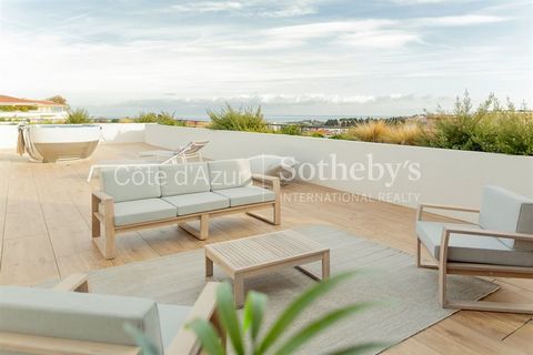 Licht en ruim penthouse in Antibes Dit penthouse van 95 m² ligt op de bovenste verdieping van een prestigieuze residentie en biedt een adembenemend uitzicht op zee en een zonovergoten terras van 128 m², perfect voor ontspanning en bijeenkomsten in de...