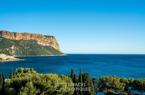 Diese 56 m2 große Wohnung befindet sich mit Blick auf den berühmten Bestouan-Strand in der Nähe des historischen Zentrums von Cassis und wird durch eine Terrasse mit einer Fläche von 16 m2 erweitert. Dieses Apartment ist nach Süden ausgerichtet, mit ...