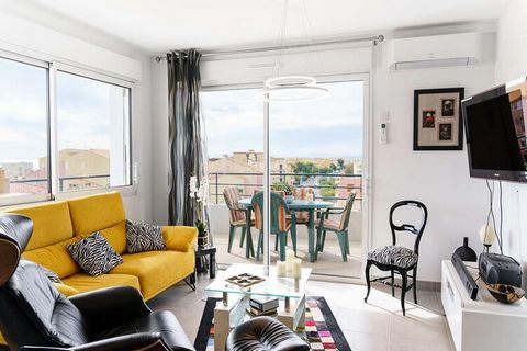 Dieses moderne, voll ausgestattete Apartment bietet einen atemberaubenden Meerblick und Blick auf das Clape-Massiv und bietet bequem Platz für bis zu 4 Gäste. Es verfügt über ein Doppelbett im ersten Schlafzimmer und zwei Einzelbetten im zweiten Schl...