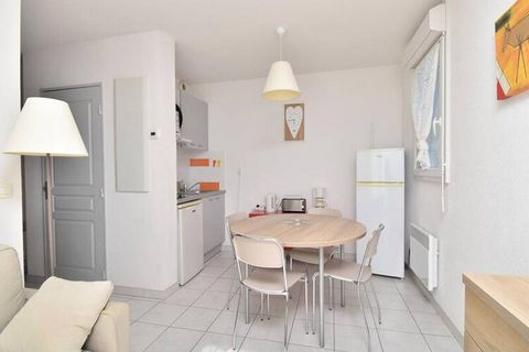 Położony w rezydencji Cap Camargue, ten całkowicie odnowiony apartament o powierzchni 35m² posiada wyposażoną kuchnię otwartą na salon, wygodną sypialnię z podwójnym łóżkiem i łazienkę. Na rozkładanej sofie można wstawić 2 dodatkowe łóżka, a na dużym...