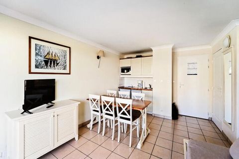 Ce spacieux appartement de 3 piטces est parfait pour une famille ou un groupe d'amis, pouvant accueillir jusqu'א 6 personnes. L'appartement comprend deux chambres, un sיjour, une cuisine, une salle de bain et des toilettes sיparיes. Les animaux domes...