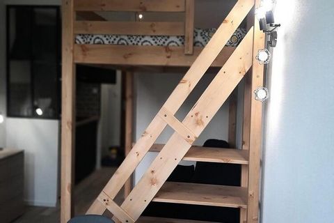 Este acogedor apartamento de 20m², situado a pie de pistas de esquם alpino, es ideal para una escapada a la montaסa. El apartamento cuenta con una cama en el altillo (140 cm) con capacidad para 2 personas y un sofב cama BZ (120 cm) para 2 personas ad...