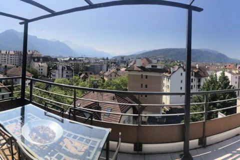 Appartement spacieux en lumineux situé au centre d'Annecy, proche d'Annecy le vieux. Vous serez au coeur de nombreux commerces et restaurants Appartement de 80m² situé au 7e met een ascenseur, het is ideaal voor 6 personen. Proche de toutes commodité...