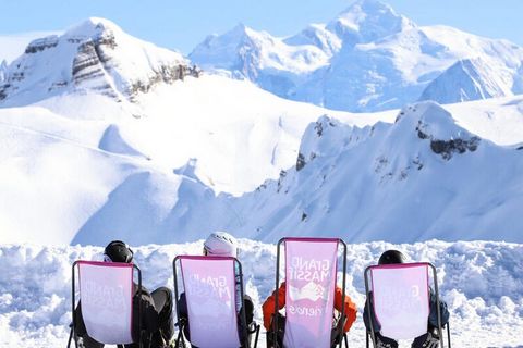 Cet appartement de 35 m² peut accueillir confortablement jusqu'à 6 personnes, offrant un espace cosy et fonctionnel pour les familles ou les petits groupes. Il dispose d'une chambre avec un lit 140x190, d'un coin montagne avec lits superposés, et d'u...