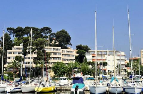 Prendete residenza in un residence situato in riva al mare e assaporate questo profumo marino. Nel cuore di Bandol, di fronte al porto turistico, Résidence Pierre & Vacances Bandol Port si trova su una penisola. Offre una vista unica sull'isola di Be...