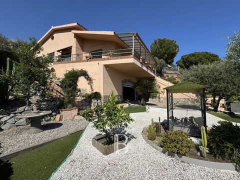 Barnes präsentiert dieses Haus mit einzigartigem Meerblick, seine Lage ist fantastisch, da es im unteren Teil der Urbanisation, die uns in Mataró in nur 5 Minuten mit dem Auto zu sein, und genießen Sie daher alle Dienstleistungen einer regionalen Hau...