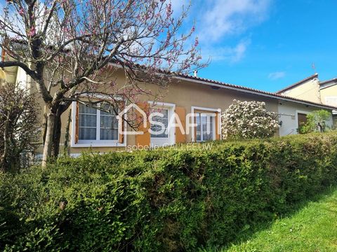 Located in Brossac, this 70 m² house on a plot of 767 m² offers magnificent views of the surrounding countryside. Its proximity to local shops such as bakery, butcher and pharmacy makes it a convenient place for everyday shopping. Enjoy the bustling ...