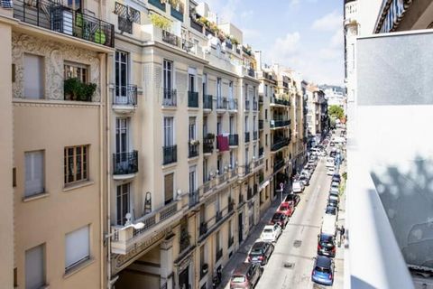 Cet appartement lumineux et spacieux de 75 m², situé au coeur de Nice à proximité du Carré d'Or, est parfait pour accueillir jusqu'à 4 personnes. Situé au 4ème étage d'un charmant immeuble avec ascenseur, l'appartement offre un grand séjour ensoleill...