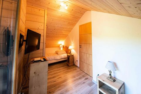 Das Chalet ist ideal für Familienspaß im Sommer oder Winter und bietet Platz für bis zu 8 Personen in der außergewöhnlichen Umgebung der Vogesen. Auf einer Höhe von 850 m gelegen, 8 km von GERARDMER und dem größten Skigebiet der Vogesen, BRESSE 11 km...