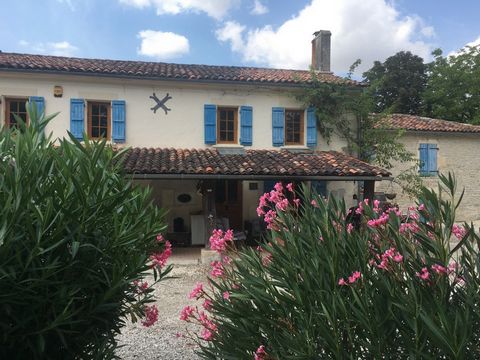 Esta casa construida en piedra se encuentra en 2,4 acres de terreno plano, adecuado para animales, huerto, piscina (sujeto a planificación), etc. La casa tiene encantadoras características originales, como vigas a la vista y paredes de piedra y suelo...