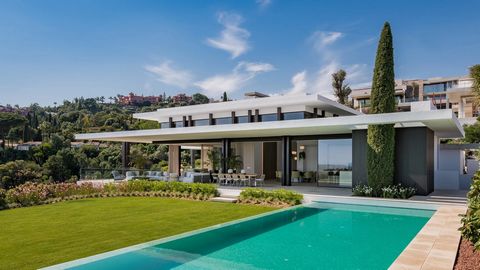 Gadait International le ofrece una oportunidad única de poseer esta villa contemporánea, diseñada por el renombrado arquitecto Tobal. Situada en el borde de una exclusiva urbanización, esta villa garantiza total privacidad a la vez que ofrece impresi...