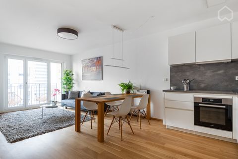 Moderne möblierte 3-Zimmerwohnung im Herzen Frankfurts. 2020 erbauter Luxuswohnkomplex in absoluter Bestlage zwischen Main, Hauptbahnhof und Innenstadt. Einziehen wie im Hotelzimmer: Von Kaffeemaschine bis zu Handtüchern ist alles vorhanden. - 500MBP...