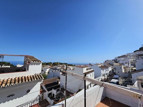 Willkommen im Herzen des charmanten weißen Dorfes Mijas wo sich dieses Haus befindet Dieses Haus verfügt über 3 Schlafzimmer 2 Badezimmer und eine Gästetoilette Es erstreckt sich über zwei Etagen und verfügt über ein Solariumeine Terrasse mit Blick a...