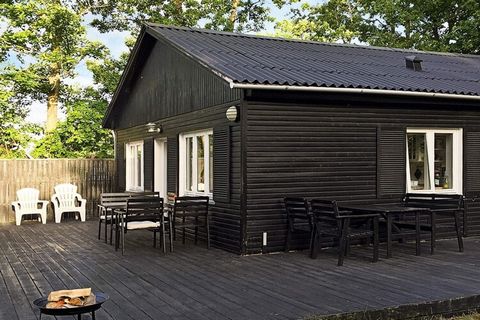 Nicht weit von einem schönen Badestrand und einem Freizeithafen entfernt, liegt dieses Ferienhaus auf einem Naturgrundstück mit Bäumen. Es verfügt über zwei geräumige Schlafzimmer, eine helle Küche und ein Wohnzimmer mit Ausgang zur Terrasse.