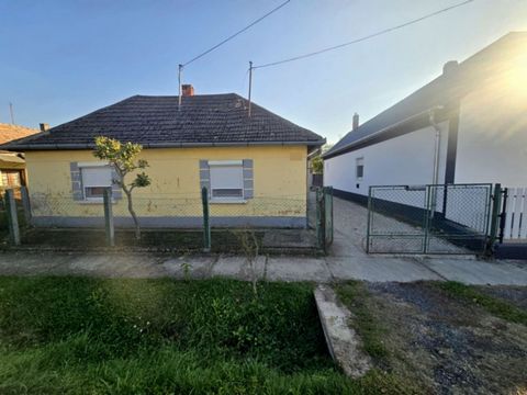 Esta encantadora casa familiar se encuentra en la tranquila localidad de Balatonszentgyörgy, a solo 2 km del impresionante lago Balaton . La casa ofrece una excelente oportunidad para familias que buscan una casa espaciosa para residencia permanente ...