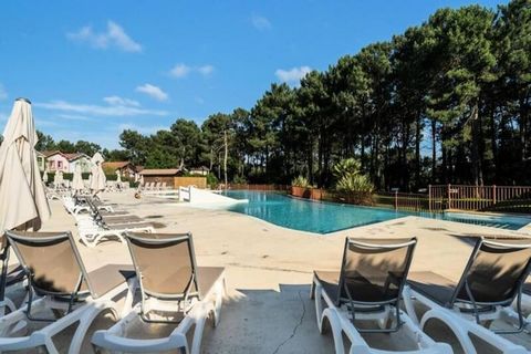 Questo residence, immerso in una pineta di 5 ettari a meno di 3 km dalle spiagge e dal centro di Lacanau Océan, offre un ambiente tranquillo con uno splendido spazio acquatico affacciato su un campo da golf. Questo particolare bilocale di 32 mq può o...