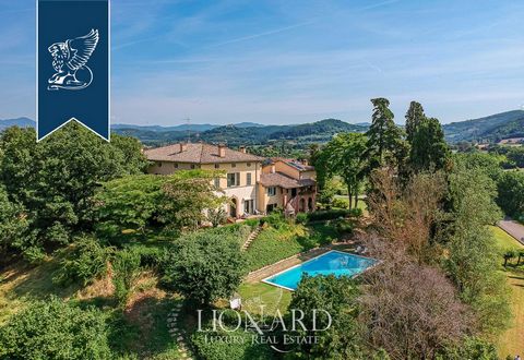 Questa splendida dimora storica in vendita a Città di Castello, in provincia di Perugia, risalente al 1600. La villa ha una superficie interna di circa 950 mq e si sviluppa su tre piani, con la zona notte ai livelli superiori e un'elegante zona ...