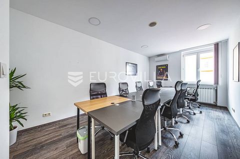 Zagreb, Savska beautiful office space on the second floor of 80m2. This spacious office space consists of 4 rooms, a toilet and an additional toilet with a kitchen. The space was recently renovated and offers a comfortable work environment with lots ...