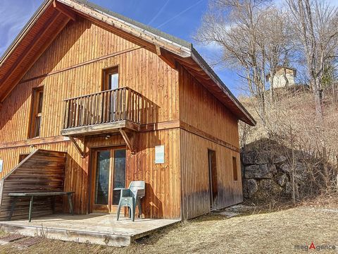 Located in the Gresse en Vercors resort, at the Les Gentianes ** residence with a Spa area (sauna-hammam) and children's playroom. Close to ski lift and village. Discover this 3-room chalet apartment + kitchen of 52 m² composed of 2 bedrooms, one wit...