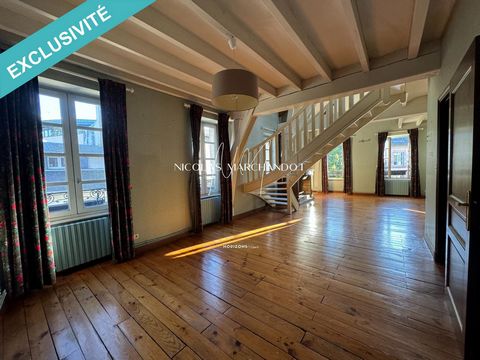 In the heart of Rodez's historic center, a sought-after address just steps from Place du Bourg and the Préfecture, nestled in a pedestrian street surrounded by shops. On the top floor of a charming historic building, this 7-room bourgeois apartment o...