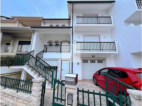 Located in the city in a quiet area with supply points and main schools in the city just minutes away. Inserted in a plot of land with 235m2 with a gross construction area of 303m2 of which 198m2 correspond to the private gross area. The villa was bu...