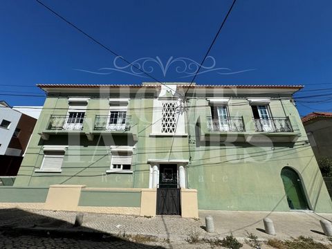 This unique property offers a rare investment opportunity, with 2 T2 apartments, 2 T2+2 apartments and 1 T1 flat, plus a commercial space with access to the street. With an estimated rental income of €10,000+ per month, it's ideal for generating soli...